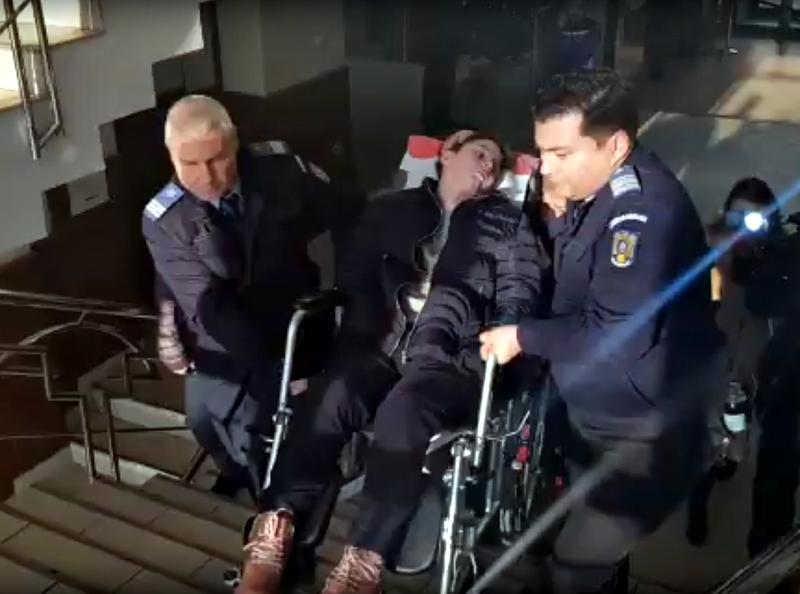 Fata in scaun cu rotile carata la tribunal, Foto: Captura YouTube