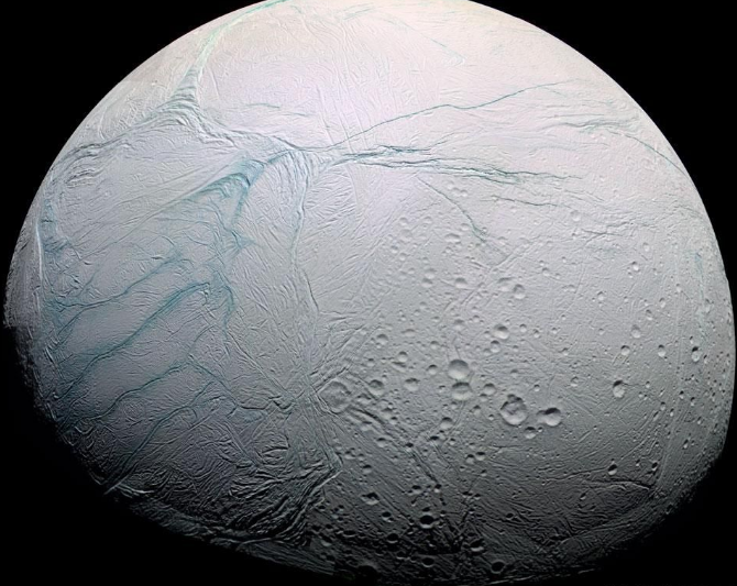 Enceladus, „luna” lui Saturn, Foto: Hotnews