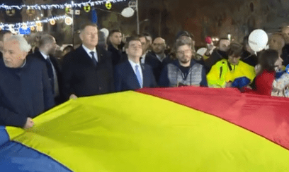 Iohannis si Orban tin steagul Romaniei alaturi de oameni, Foto: captura video