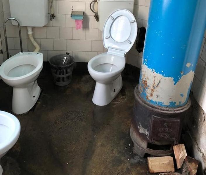 Toaleta la Spitalul din Borsa, Foto: Facebook - Emanuel Ungureanu