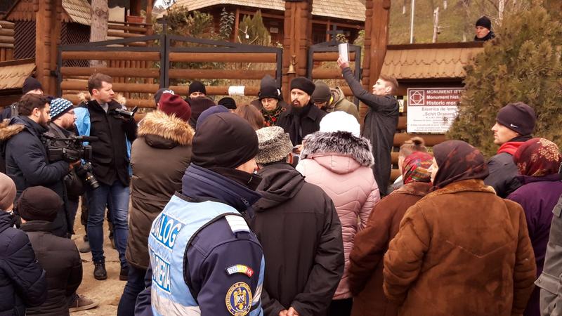 preot evacuat cu mascatii din biserica, Foto: Monitorul de Botosani