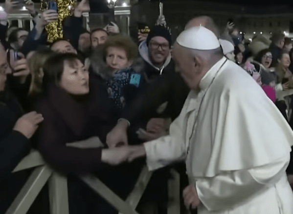Papa Francisc si femeia, Foto: Captura YouTube