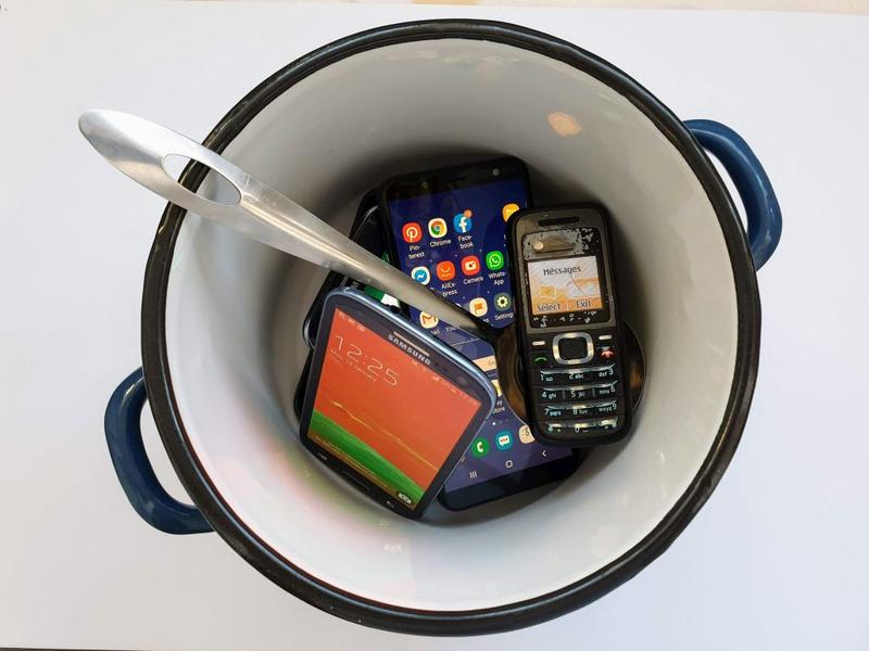 Smartphone-uri si telefoane simple, Foto: Hotnews