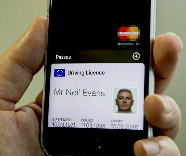 Permis digital de conducere pe un smartphone, Foto: DVLA UK