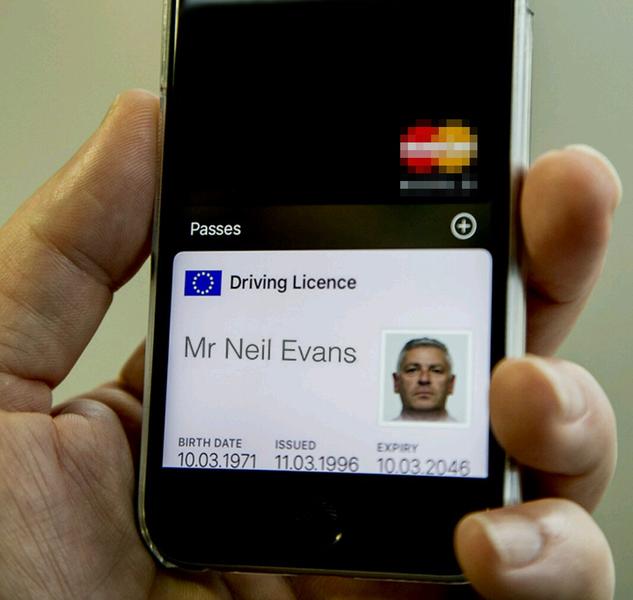 Permis digital de conducere pe un smartphone, Foto: DVLA UK