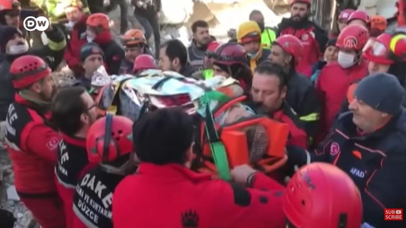 Salvati de sub daramaturi dupa cutremur, Foto: Captura YouTube