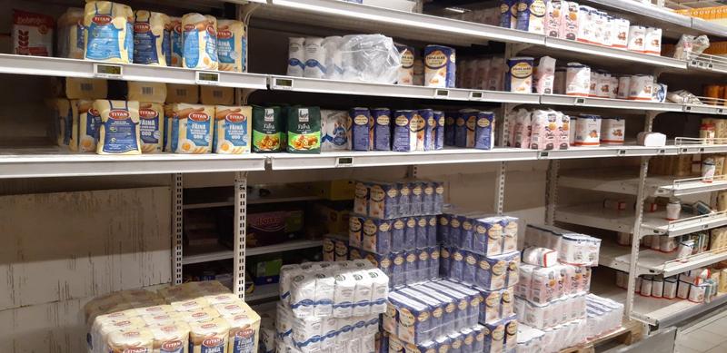 Rafturi in magazine 8, Foto: Hotnews