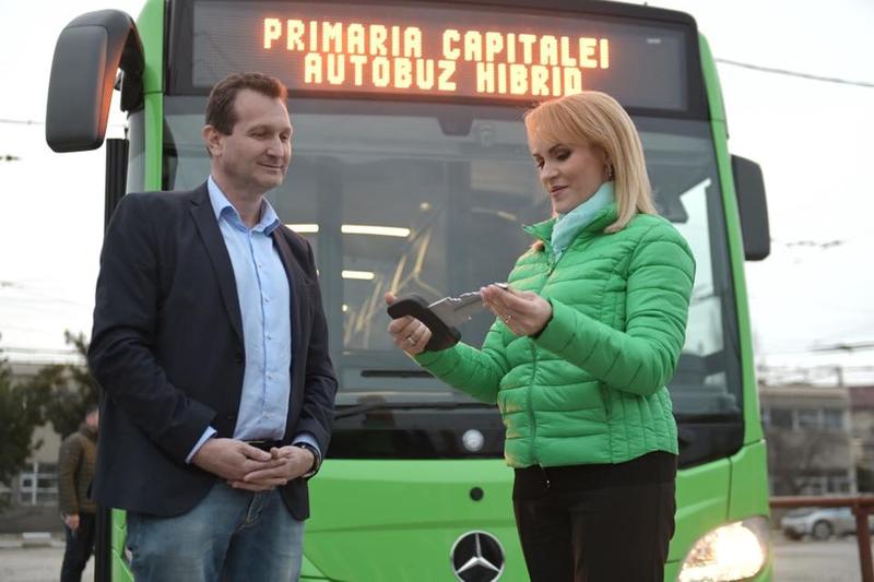 Firea si autobuzul hibrid, Foto: Gabriela Firea