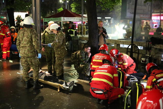 Medici militari alaturi de echipaje SMURD, Foto: MApN