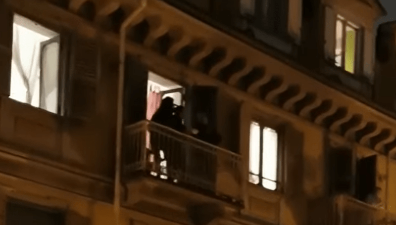 Italienii canta si danseaza la balcoane, Foto: Captura YouTube