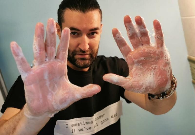 Smiley: Spala-te pe maini!, Foto: Talentivity