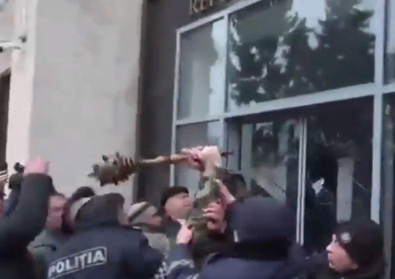 Atac cu buzduganul la guvernul R. Moldova, Foto: Captura Facebook