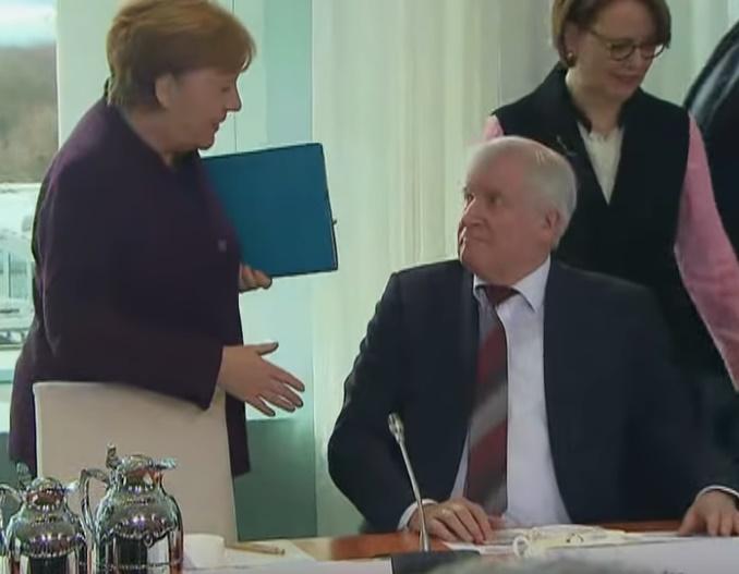 Seehofer refuza sa dea mana cu Merkel, Foto: Captura YouTube