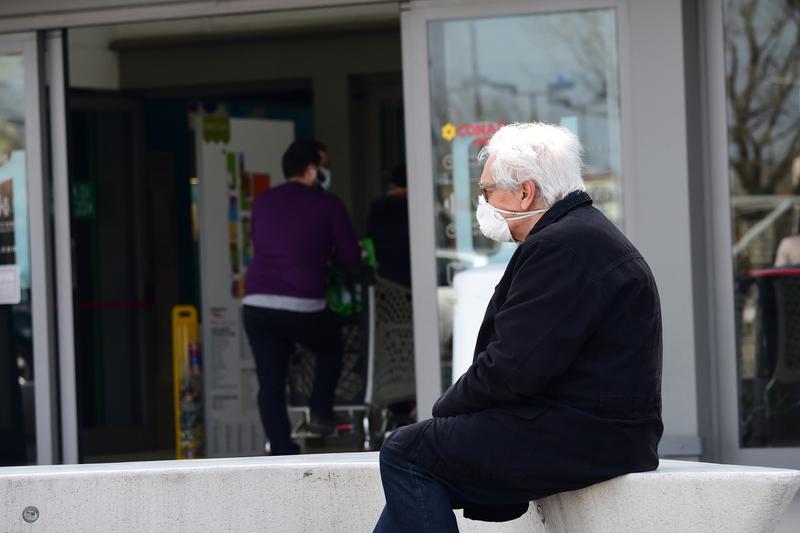 Italian asteptand sa intre la supermarket, Foto: Profimedia Images