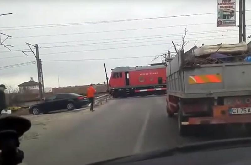 Tren oprit la bariera cat timp conductorul isi ia o cafea, Foto: Captura YouTube