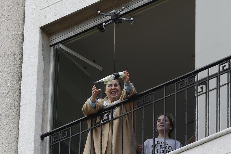 O dronă oferă flori femeilor care stau în casă în Beirut, Foto: Profimedia Images