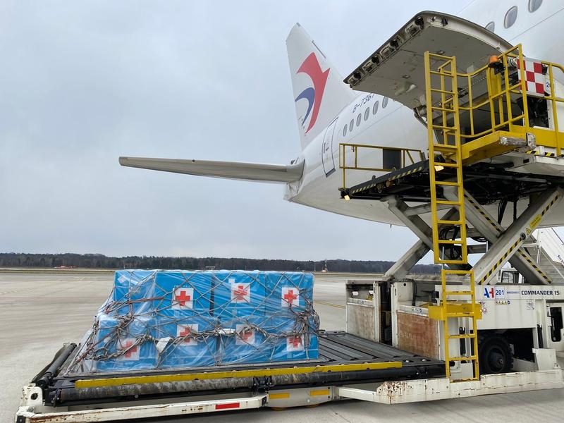 Provizii medicale incarcate in avion, Foto: Profimedia Images