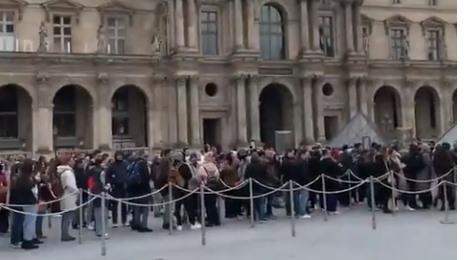 coada la Luvru, Foto: Captura video