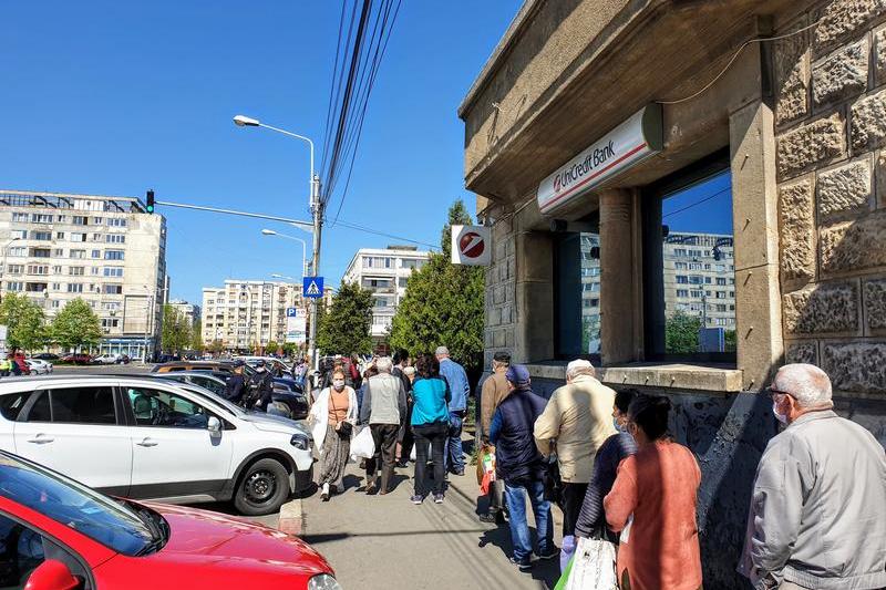 Coada la intrarea in Hala Centrala de la Ploiesti, Foto: Hotnews