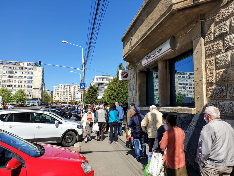 Coada la intrarea in Hala Centrala de la Ploiesti, Foto: Hotnews