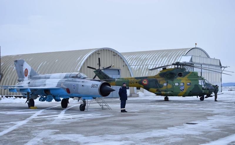 Un avion MiG 21 și un elicopter IAR 330 la baza aeriana de la Campia Turzii, Foto: Fortele Aeriene Romane