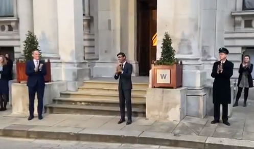 Dominic Raab aplaudand angajatii din sanatate, Foto: Captura video