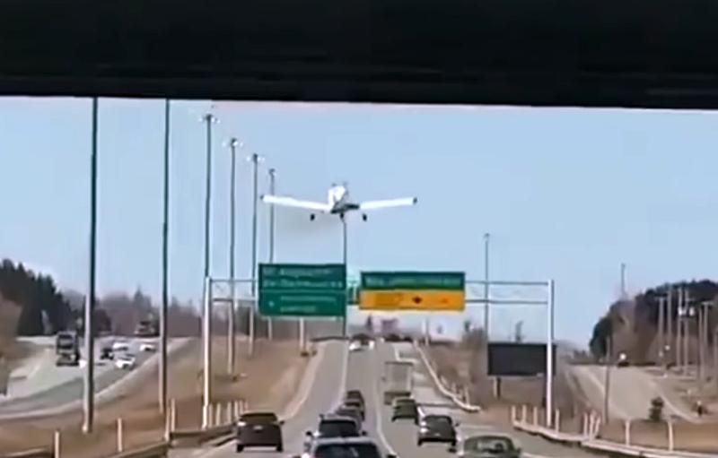 Avion care aterizeaza pe o autostrada, Foto: Captura YouTube
