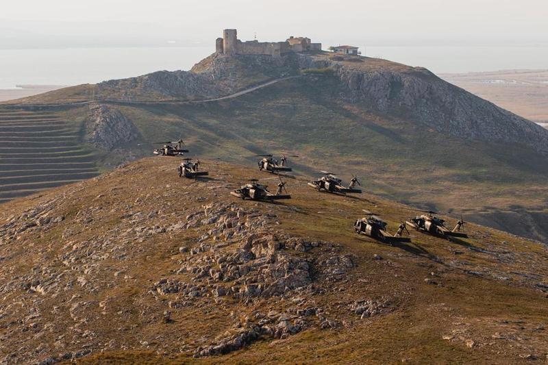 Elicoptere Black Hawk langa cetatea enisala, Babadag, Foto: US Army