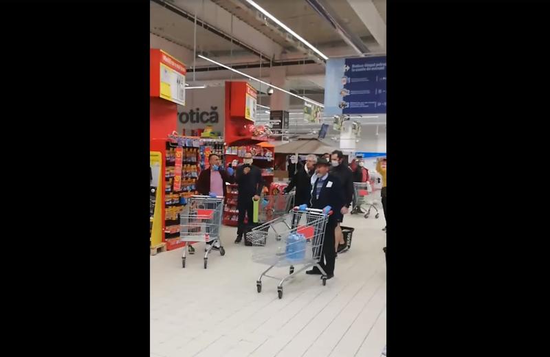 Oameni care canta Hristos a Inviat intr-un supermarket, Foto: captura ecran