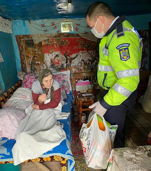 Politistii din Murgeni ajuta o batrana care a sunat la 112, Foto: InfoIasiOnline.ro
