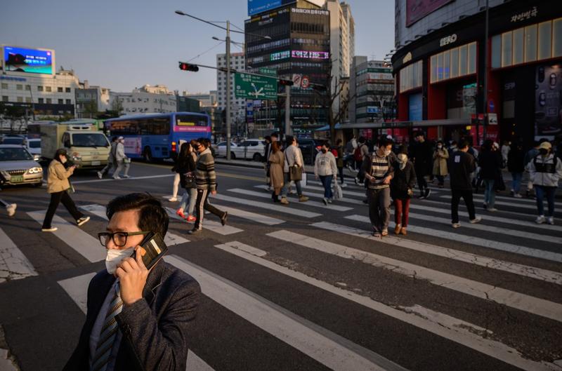 Oameni pe strada in Seul in timpul pandemiei de coronavirus, Foto: Profimedia Images /Ed Jones/AFP