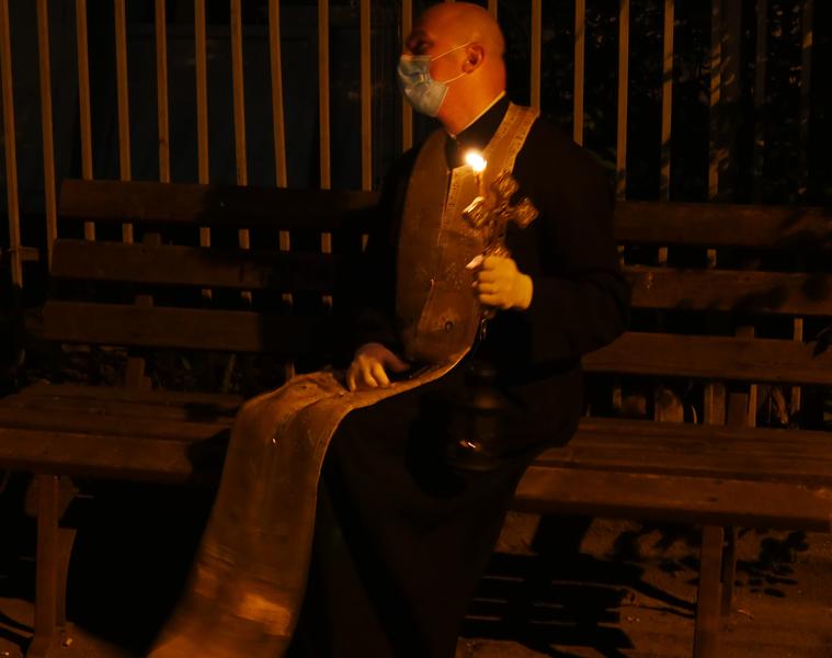Preot împarte lumina de Inviere, Paște 2020, Foto: Gabriel Bejan