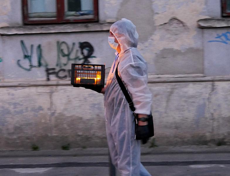Voluntar împarte lumina de Înviere, Paște 2020, Foto: Gabriel Bejan