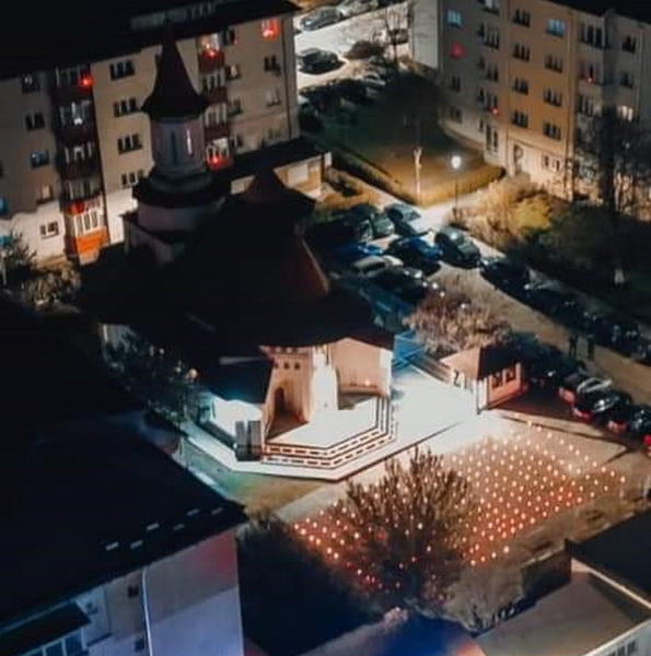 Lumanari aprinse in curtea bisericii SF Mina din Suceava, Foto: svnews.ro
