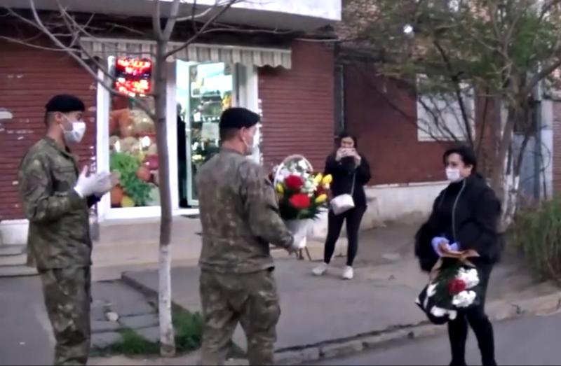 Asistenta medicala din Galati, intampinata cu flori de catre militari, Foto: captura facebook