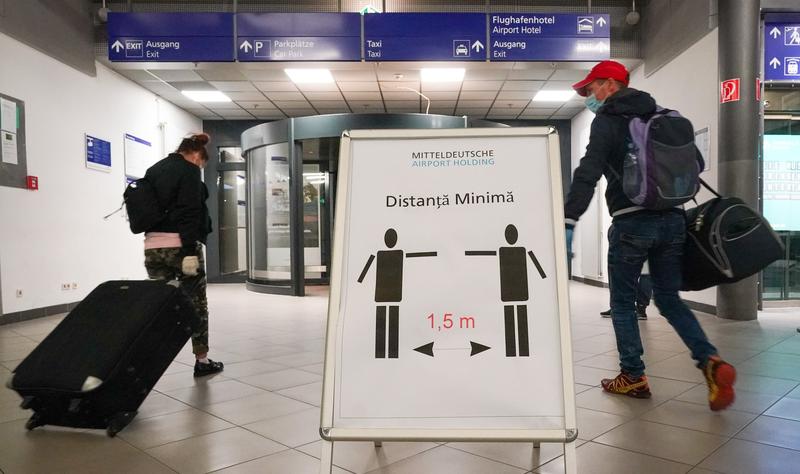 Muncitori romani ajunsi pe un aeroport german, Foto: PETER ENDIG / AFP / Profimedia