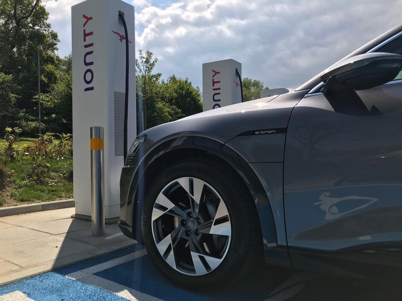 Masina electrica la incarcat, Foto: IONITY