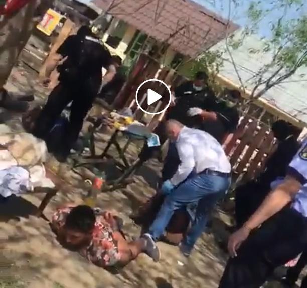 Politist lovește barbati intins pe jos, in Bolintin, Foto: Captura Facebook