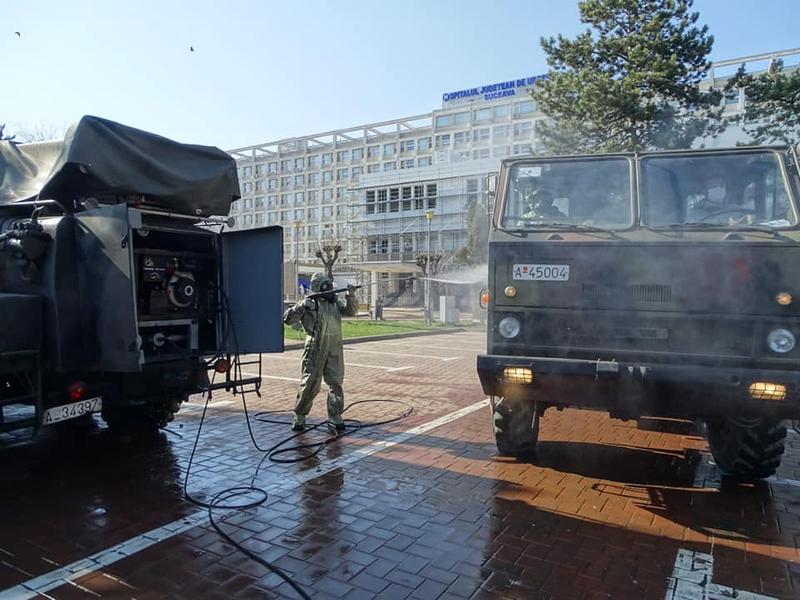 Militari dezinfectează în jurul spitalului Suceava, aprilie 2020, Foto: MApN
