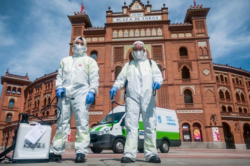 Dezinfectarea străzilor în Madrid, în timpul pandemiei de coronavirus, Foto: Muddy Ignace/DYDPPA/Profimedia Images