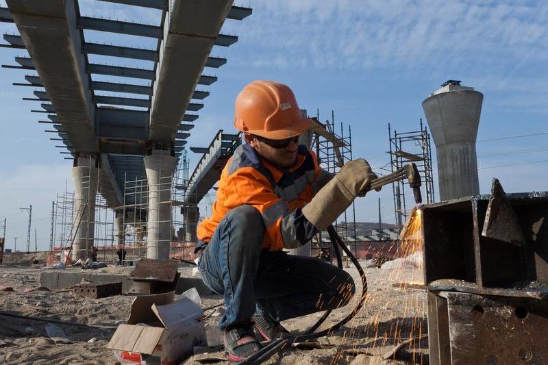 Muncitor pe un santier de autostrada, Foto: Profimedia Images / Sergei Malgavko/TASS/Sipa USA