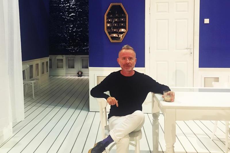 Radu Afrim - decorul spectacolului Un copil din flori spune o poveste pe fond albastru, Foto: Irina Moscu