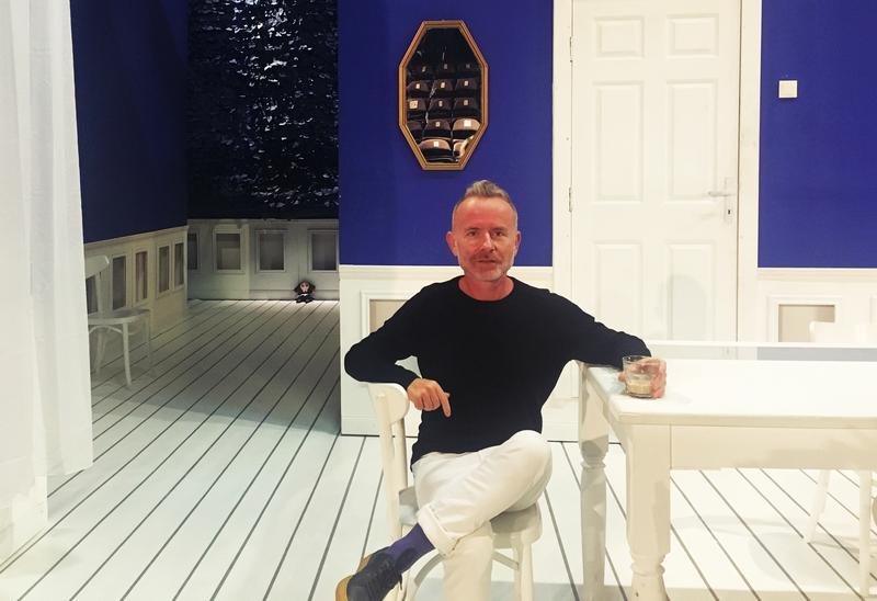 Radu Afrim - decorul spectacolului Un copil din flori spune o poveste pe fond albastru, Foto: Irina Moscu