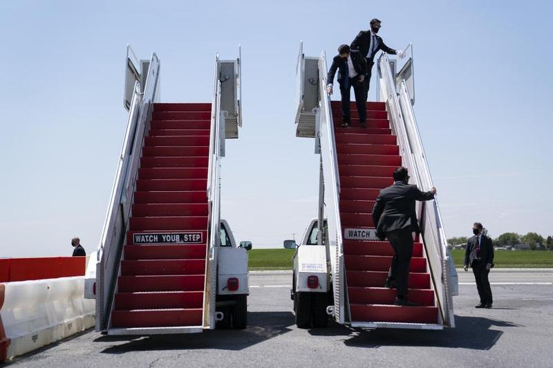 Curatarea scarilor Air Force One, Foto: https://theweek.com/captured