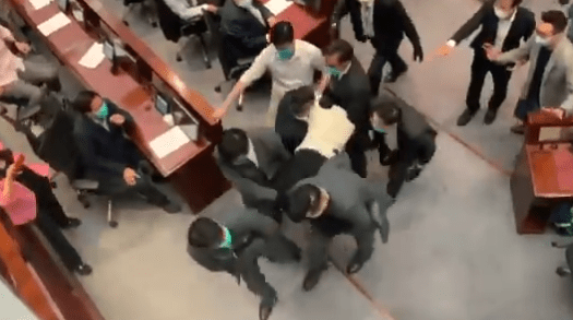 Haos in Parlamentul din Hong Kong, Foto: Captura video