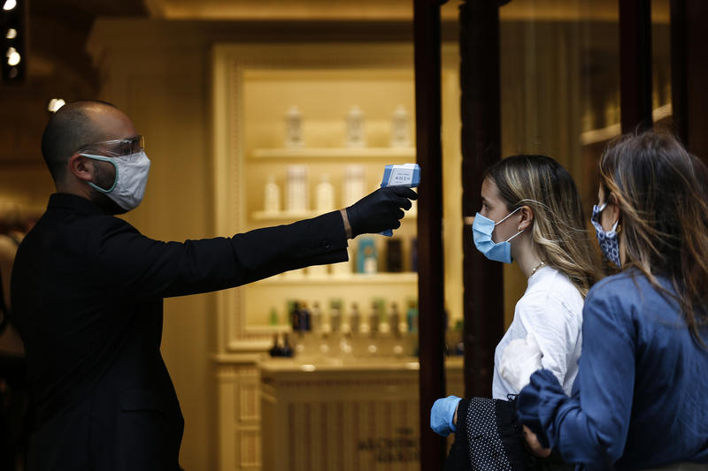 Clienții unui magazin cărora li se ia temperatura, Foto: Cecilia Fabiano/ Lapresse/ Profimedia Images