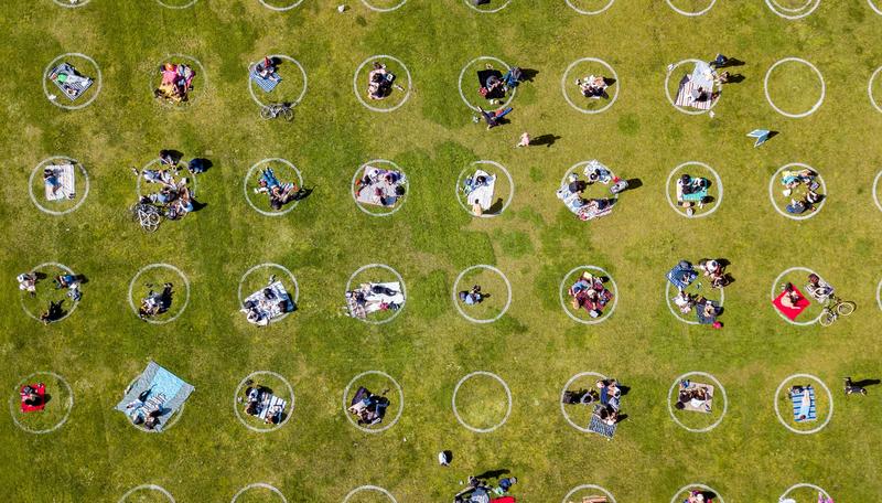 Distantare fizica intr-un parc din San Francisco, Foto: Josh Edelson / AFP / Profimedia