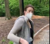 femeia amenintand barbatul cu politia, Foto: Captura video