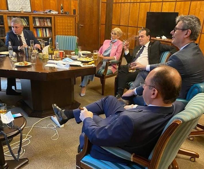 In birou la Guvern, Foto: Captura Facebook