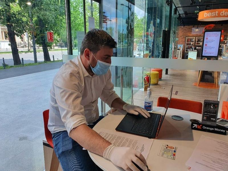 Angajat Orange Romania, Foto: Orange Romania